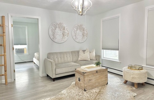 Marlborough Casa | NEW Chic Home Close to Boston - WASHER DRYER & Parking