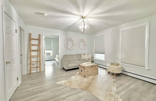 Marlborough Casa | NEW Chic Home Close to Boston - WASHER DRYER & Parking