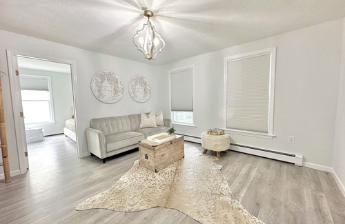 Marlborough Casa | NEW Chic Home Close to Boston - WASHER DRYER & Parking