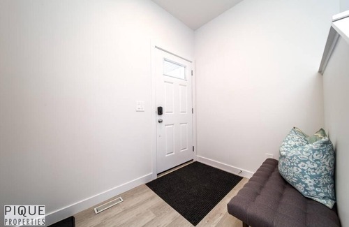 Southwest Edmonton Casa | *New*Chic Modern Home*King bed*Foosball*Sleeps 8!
