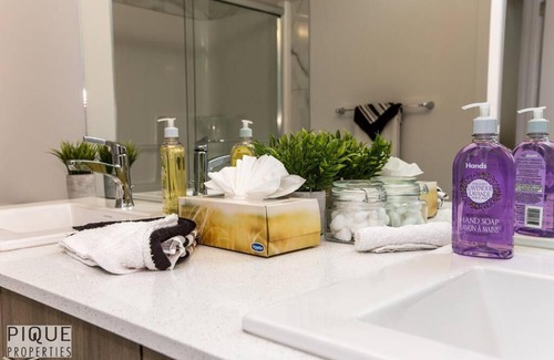 Southwest Edmonton Casa | *New*Chic Modern Home*King bed*Foosball*Sleeps 8!
