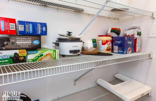 Southwest Edmonton Casa | *New*Chic Modern Home*King bed*Foosball*Sleeps 8!