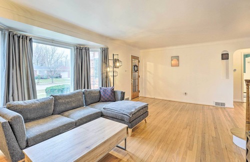 Grosse Pointe Woods Casa | NEW! Chic Pet-Friendly Grosse Pointe Woods Getaway