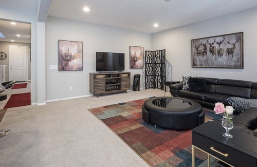 Spring Valley Casa | New Chic Relaxing Modern Vacation Home Near Strip