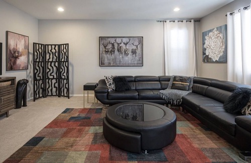 Spring Valley Casa | New Chic Relaxing Modern Vacation Home Near Strip