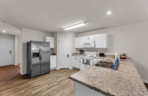 Winston - Salem Casa | NEW, Clean, Modern! 4 bed Cozy Home Close To DWNTN