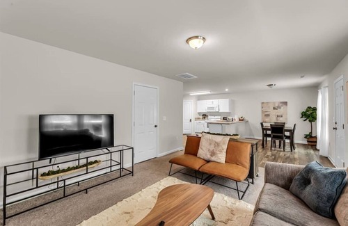 Winston - Salem Casa | NEW, Clean, Modern! 4 bed Cozy Home Close To DWNTN
