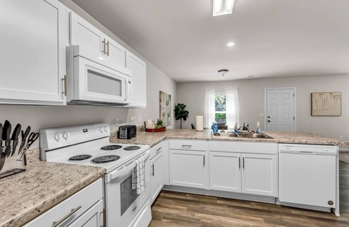 Winston - Salem Casa | NEW, Clean, Modern! 4 bed Cozy Home Close To DWNTN