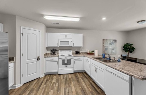 Winston - Salem Casa | NEW, Clean, Modern! 4 bed Cozy Home Close To DWNTN