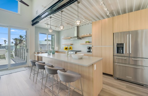 Shibui Sands Casa | New Coastal Container Home! Pet friendly, Pool, walking distance to the beach
