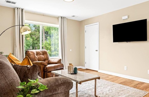 Roseville Apartamento | New! Comfy 1BR Upper Flat near Downtown Roseville