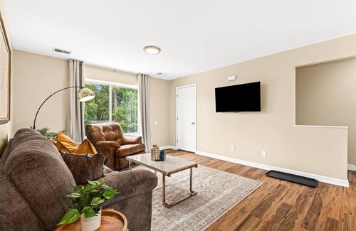 Roseville Apartamento | New! Comfy 1BR Upper Flat near Downtown Roseville
