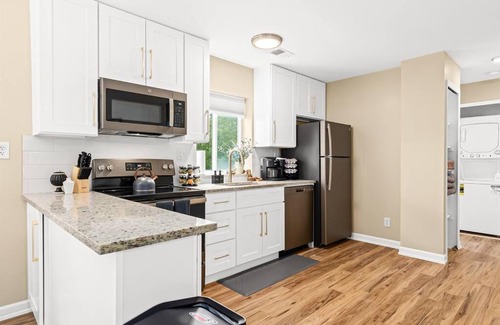 Roseville Apartamento | New! Comfy 1BR Upper Flat near Downtown Roseville
