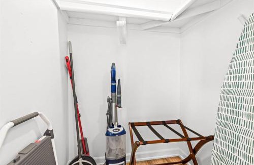 Roseville Apartamento | New! Comfy 1BR Upper Flat near Downtown Roseville