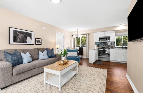 Roseville Apartamento | New! Comfy Flat near Downtown Roseville