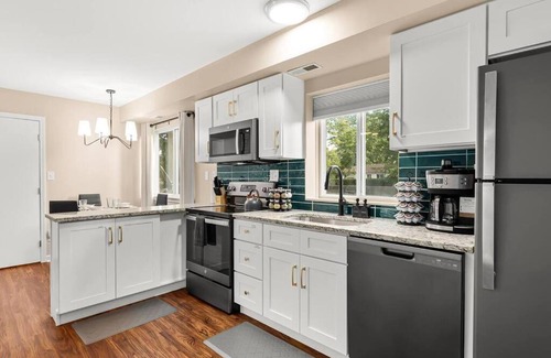 Roseville Apartamento | New! Comfy Flat near Downtown Roseville