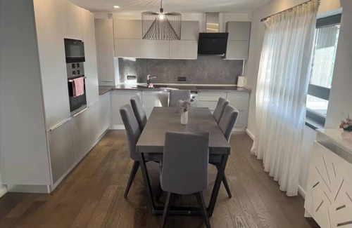Zlatibor Apartamento | Apartamento nuevo, totalmente equipado con Spa, piscina cubierta y plaza de park