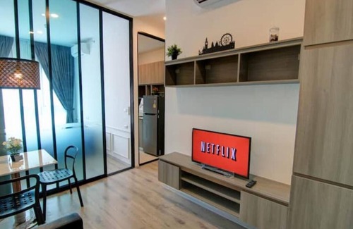 Ramkhamhaeng Condominio | New Condo, Hi-Speed Wi-Fi/Gym&Pool/ MRT Lam Sali