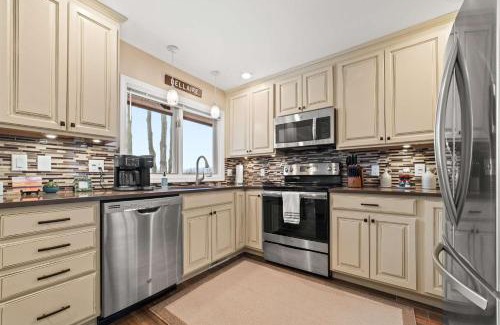 Bellaire Casa | New, condo stunning Lake View