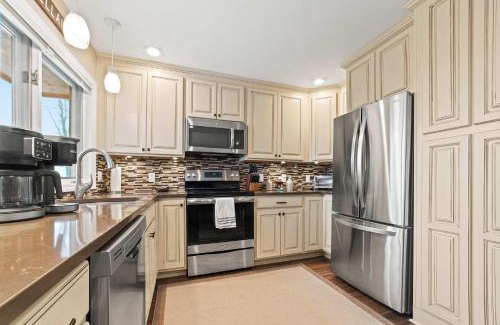 Bellaire Casa | New, condo stunning Lake View