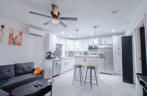 South Middle River Casa | NEW CONSTRUCTION!Modern Getaway Peaceful/Private Minutes away from Entertainment