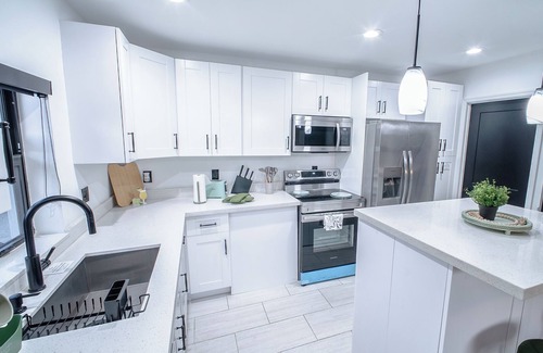 South Middle River Casa | NEW CONSTRUCTION!Modern Getaway Peaceful/Private Minutes away from Entertainment