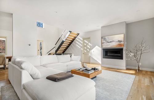East Hampton Casa | New Construction East Hampton Luxury; includes vehicle with beach parking pass!
