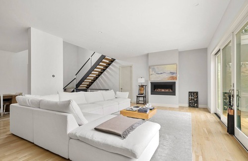 East Hampton Casa | New Construction East Hampton Luxury; includes vehicle with beach parking pass!
