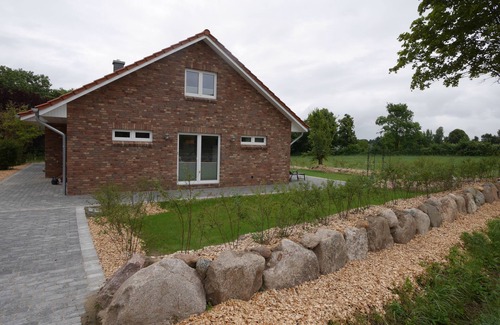 Wangels Casa | NUEVA CONSTRUCCIÓN - Landhausferien con jardín casi natural cerca del Mar Báltico u. ubicación tranquila del pueblo