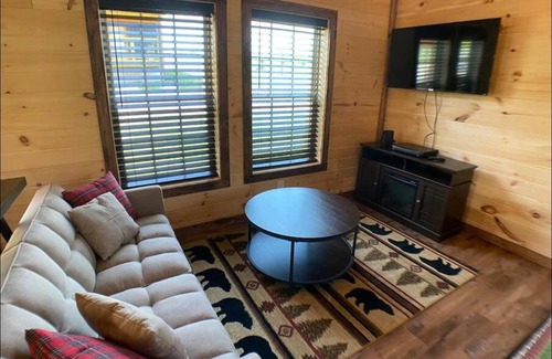Sevierville Casa | New Construction Pet Friendly Tiny Home W/Hot Tub
