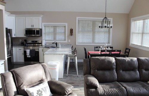 Hendersonville Cabina | New Construction farmhouse w/ Jacuzzi, loft and old rustic appeal