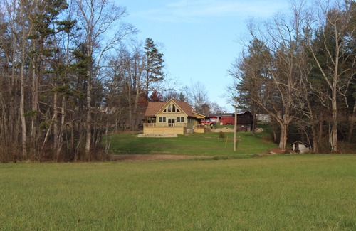 Hendersonville Cabina | New Construction farmhouse w/ Jacuzzi, loft and old rustic appeal