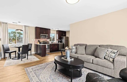 Roseville Apartamento | New!Contemporary UpperFlat Near Downtown Roseville