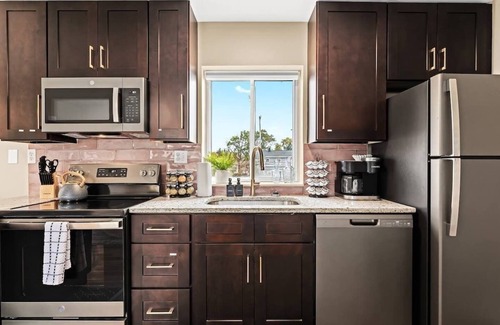 Roseville Apartamento | New!Contemporary UpperFlat Near Downtown Roseville