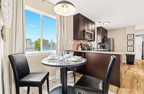 Roseville Apartamento | New!Contemporary UpperFlat Near Downtown Roseville