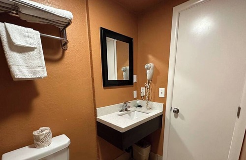 Victorville Casa | New Corral Motel - Queen-Smoking