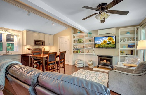 Boone Cabina | New! Cottage On The Rocks, Pet Friendly, Hot Tub, Central Location