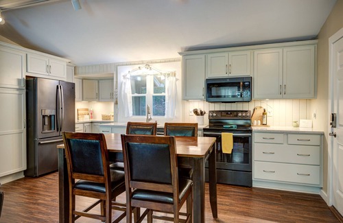 Boone Cabina | New! Cottage On The Rocks, Pet Friendly, Hot Tub, Central Location