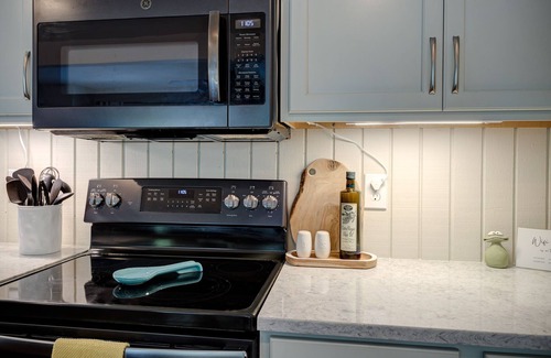 Boone Cabina | New! Cottage On The Rocks, Pet Friendly, Hot Tub, Central Location