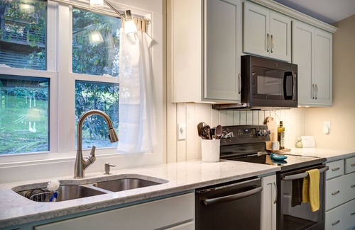 Boone Cabina | New! Cottage On The Rocks, Pet Friendly, Hot Tub, Central Location