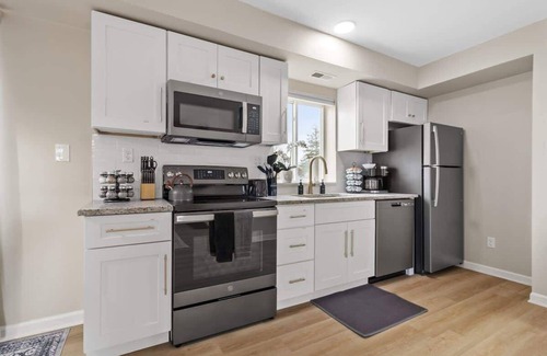 Roseville Apartamento | NEW! Cozy 1BR Flat w/ King Bed & Workspace