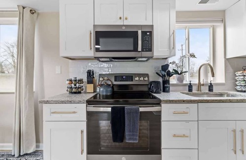 Roseville Apartamento | NEW! Cozy 1BR Flat w/ King Bed & Workspace