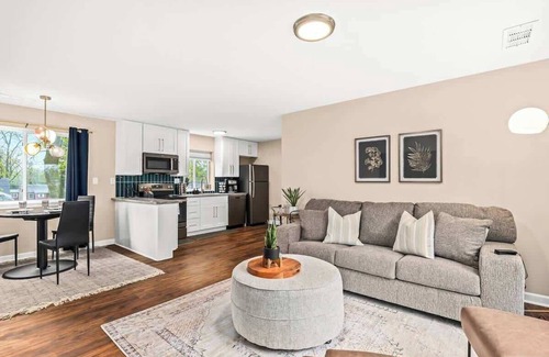 Roseville Apartamento | New! Cozy 1BR Upper Flat Near Roseville Downtown