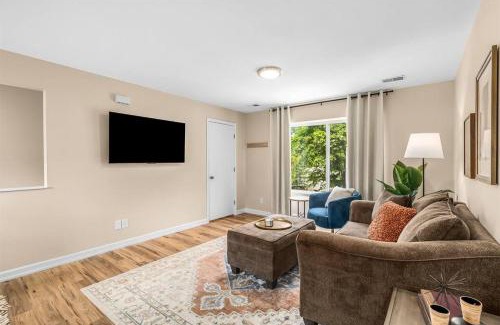 Roseville Apartamento | New! Cozy 1BR Upper Unit in the Heart of Roseville