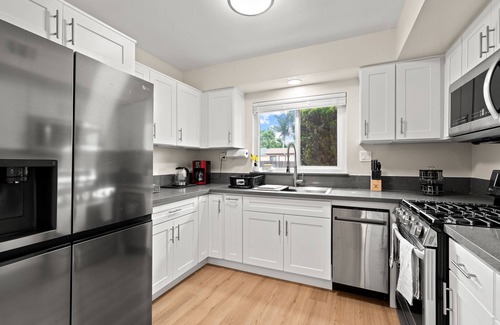 Ontario Casa | @New & Cozy 3B/2B Near Ontario Airport and Toyota Arena