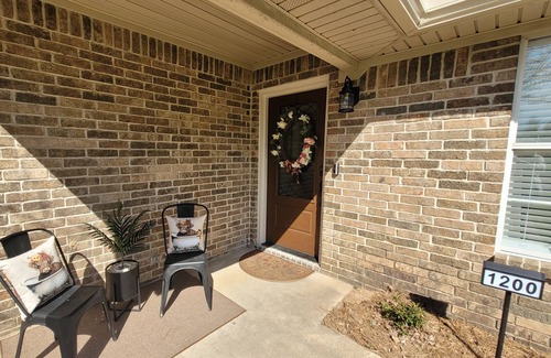 Texarkana Casa | NEW Cozy 3BR Retreat + 2-Car Garage in Historic Texarkana