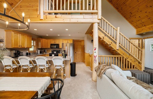 Gaylord Cabina | New cozy 4-bedroom cabin 100yrd from golf/ski with WiFi, AC in brilliant Gaylord