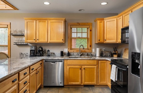 Gaylord Cabina | New cozy 4-bedroom cabin 100yrd from golf/ski with WiFi, AC in brilliant Gaylord