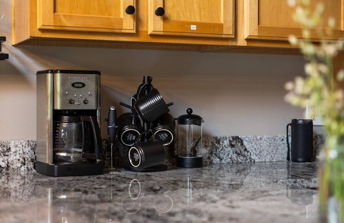 Gaylord Cabina | New cozy 4-bedroom cabin 100yrd from golf/ski with WiFi, AC in brilliant Gaylord