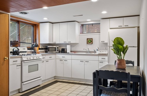 Summit Hill Casa | NEW Cozy 4-bedroom house on Summit Ave with fireplace, off street parking, Wifi!